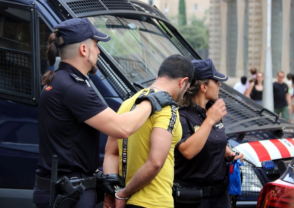 Un dels detinguts al metro de Barcelona en l'operatiu policial de Mossos i CNP.