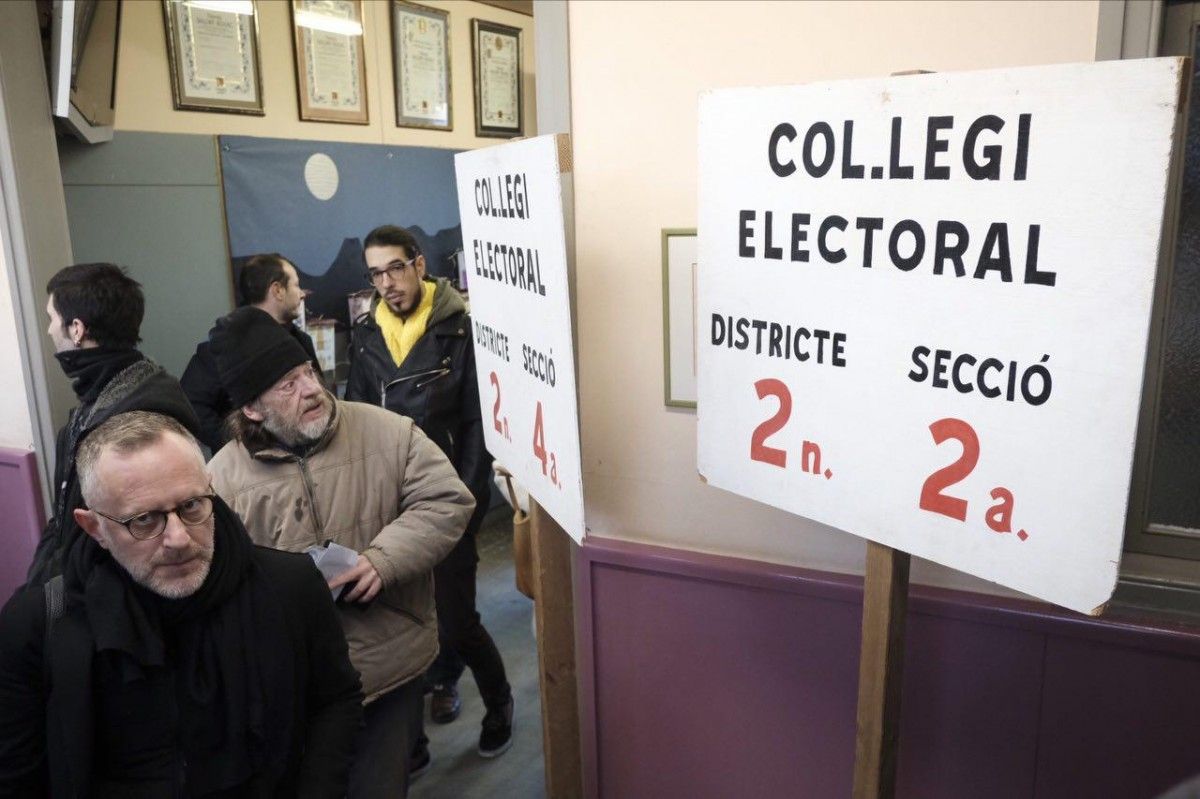 Votants en un col·legi electoral d'Osona