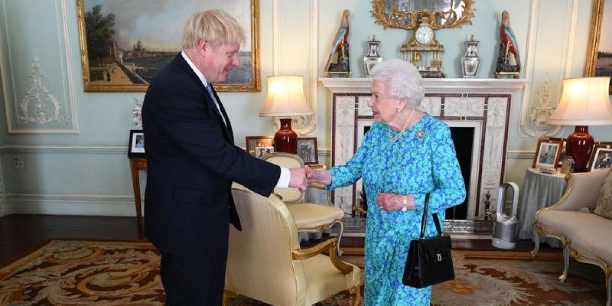 Elisabet II rep Johnson després que aquest assumís el càrrec de primer ministre.
