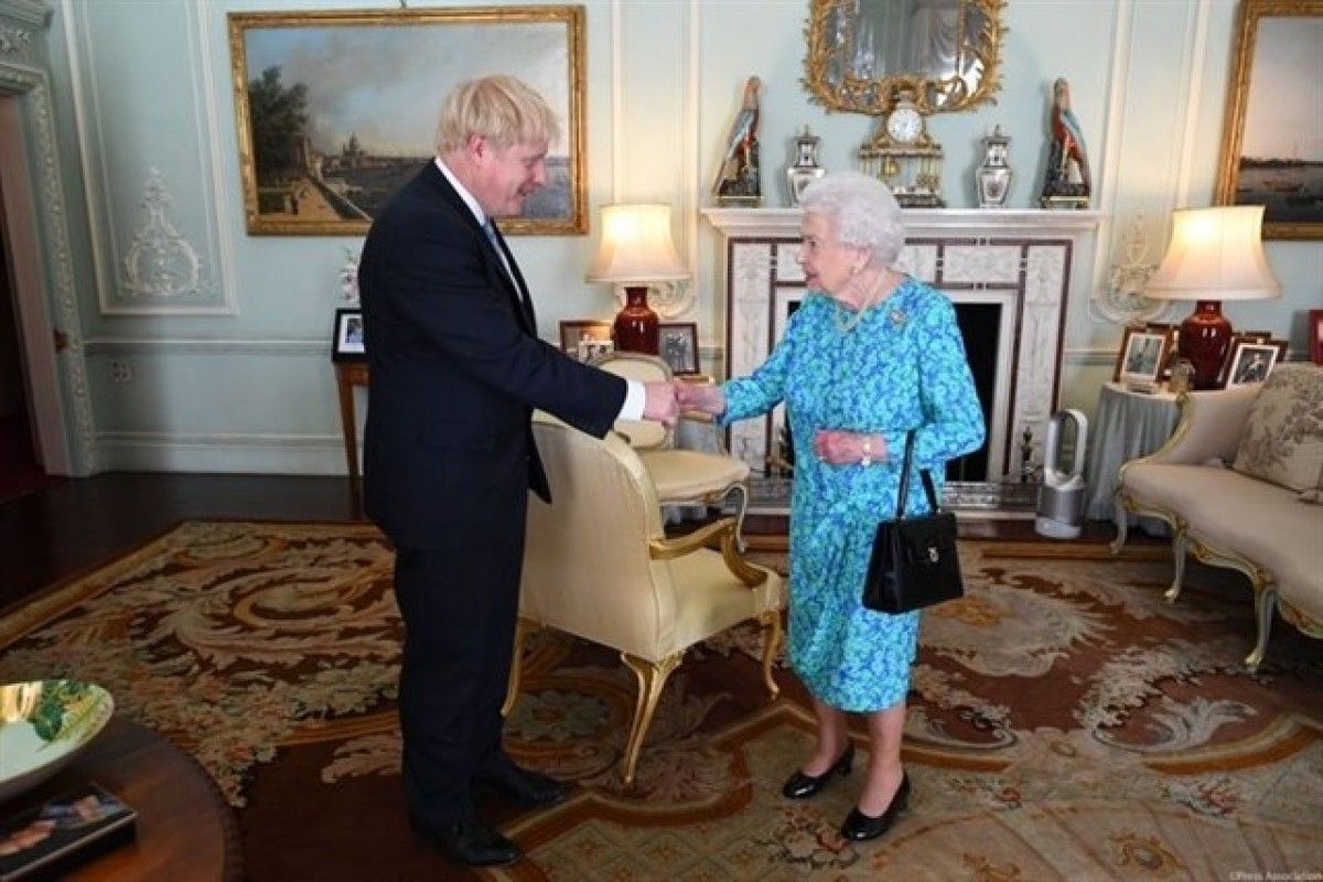 Elisabet II i Johnson després que aquest assumís el càrrec de primer ministre.