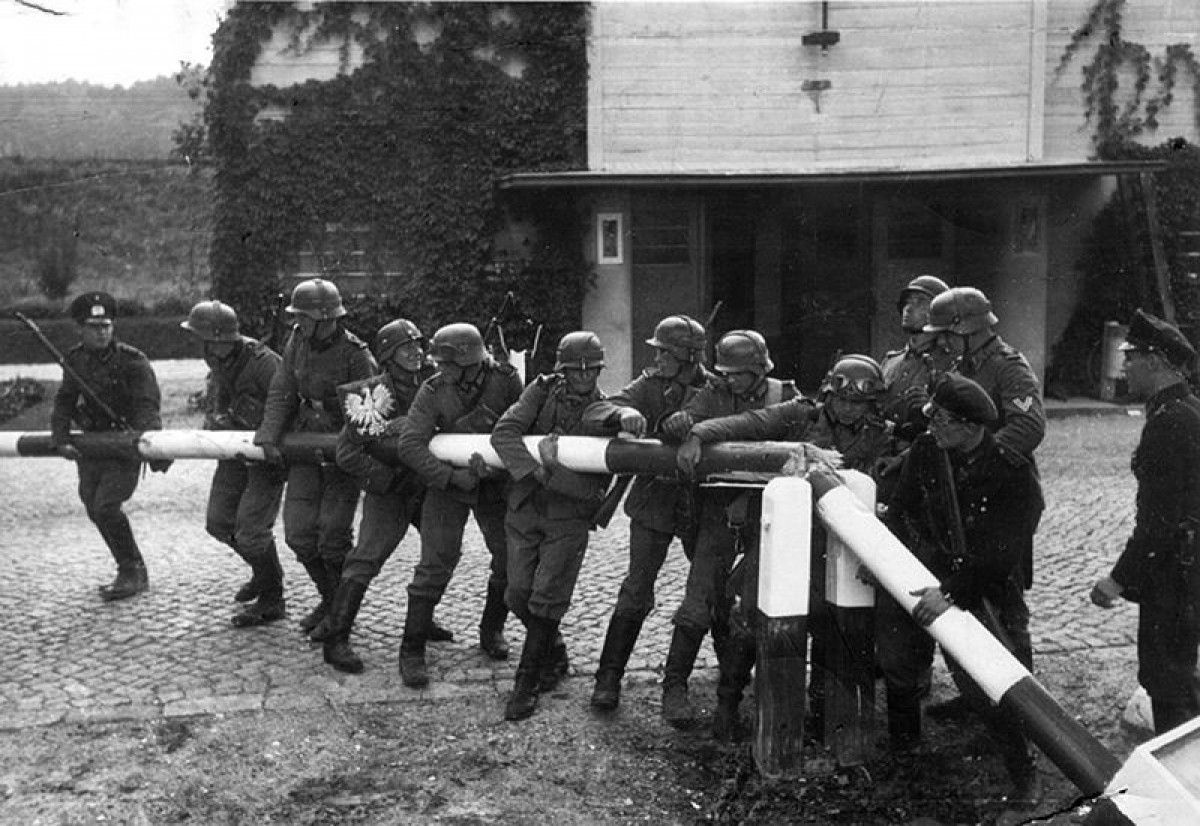 Soldats alemanys eliminen un punt fronterer polonès. 