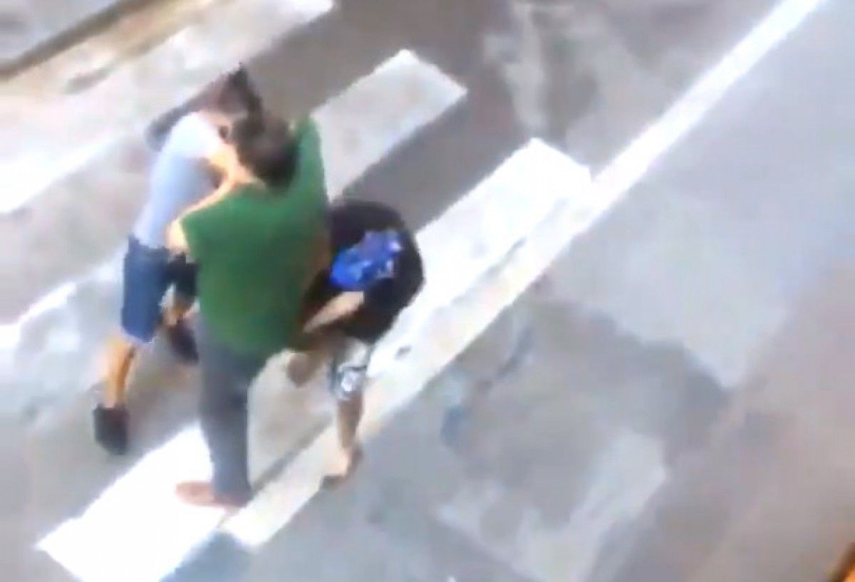 Captura del vídeo en el moment del robatori a un veí del Raval