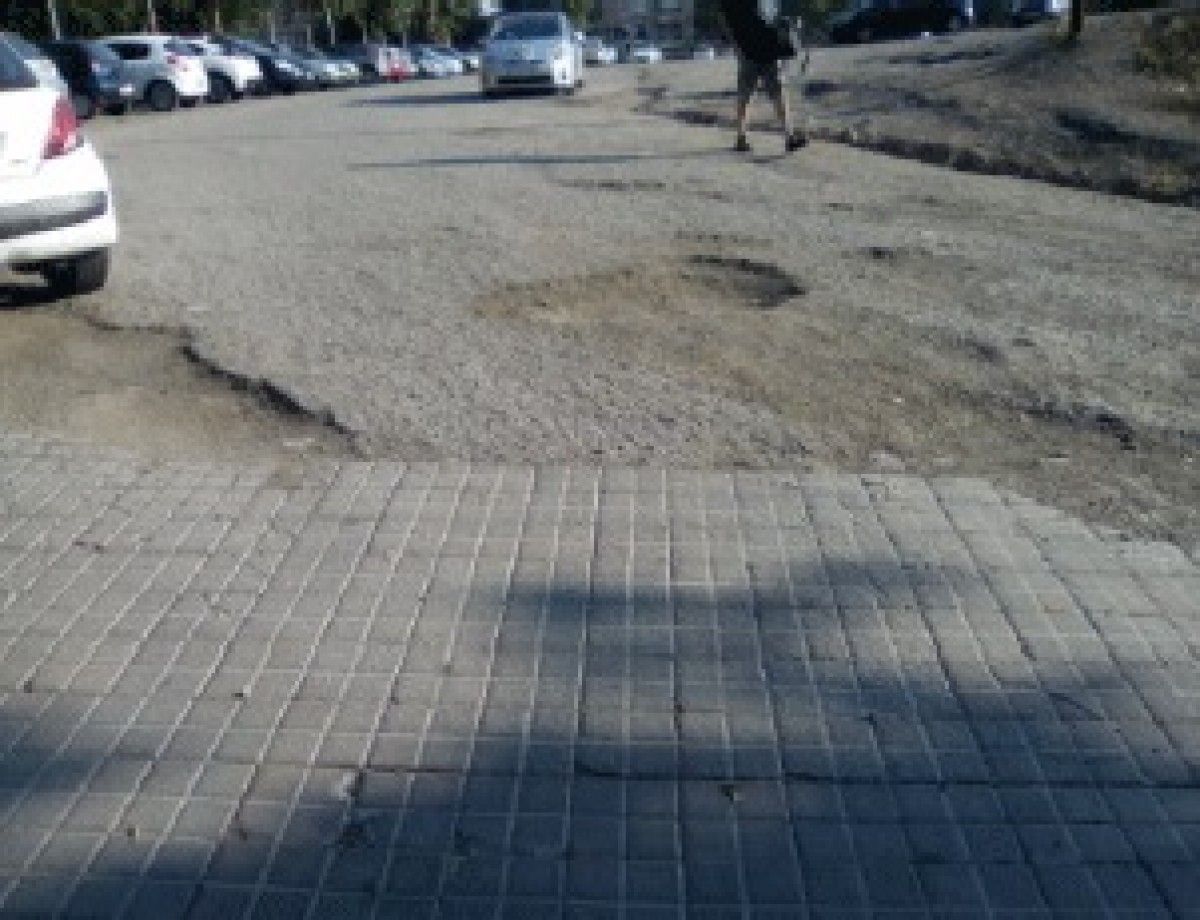 Un dels accessos a l'aparcament de sorra, per la zona de l'avinguda Lluís Companys