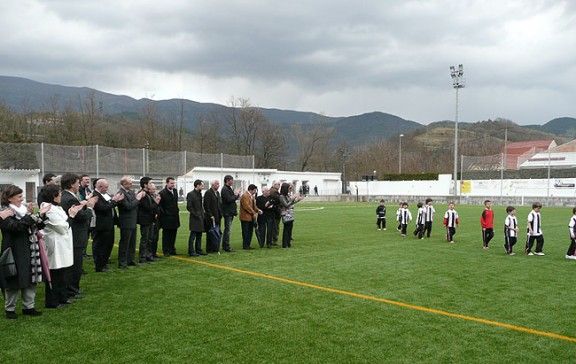 Els més petits de l'Abadessenc no es van voler perdre la inauguració del camp de futbol.