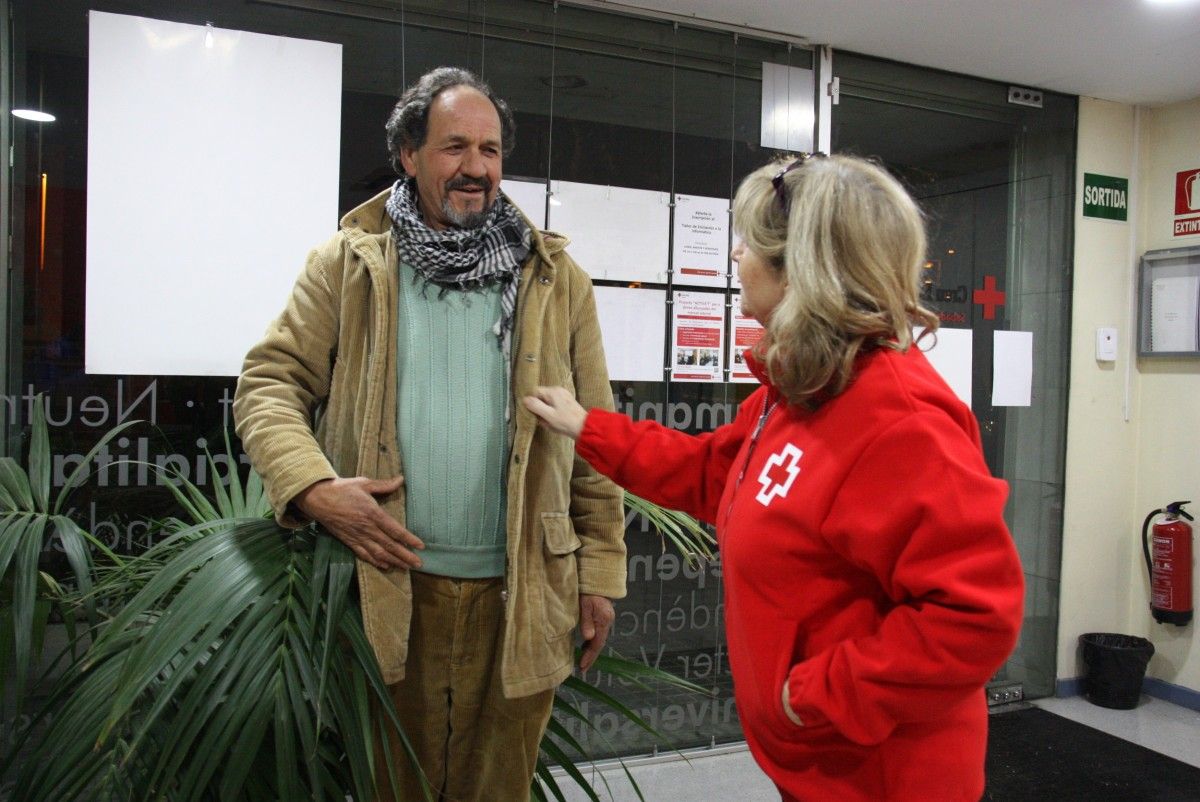 Membres de la Creu Roja de Sabadell parlant amb un sense sostre