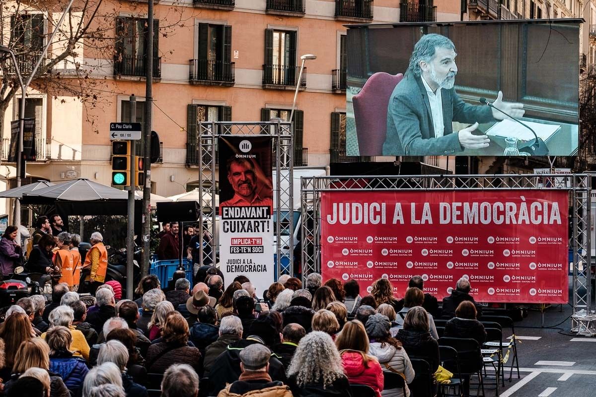 Centenars de persones segueixen la declaració de Jordi Cuixart davant de la seu d'Òmnium