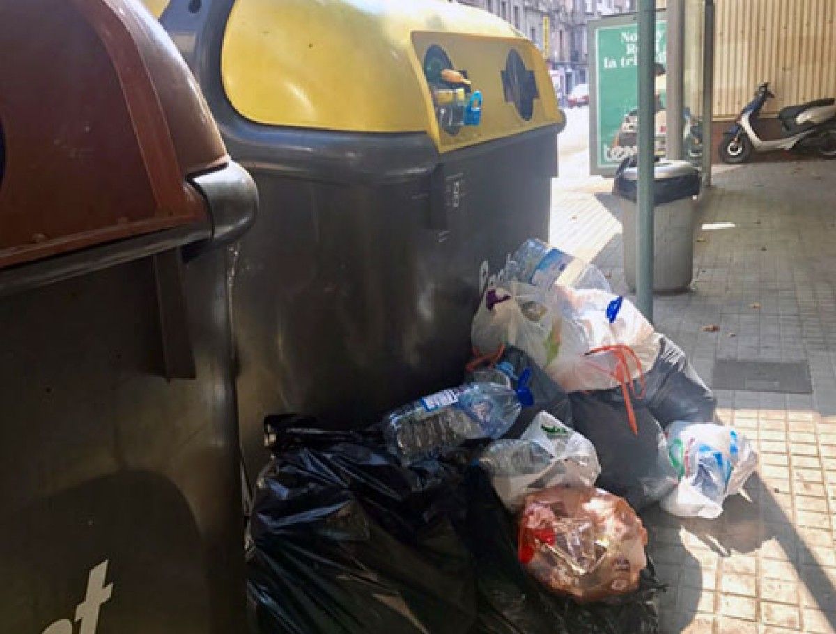 Un contenidor de plàstic ple, a la carretera de Terrassa