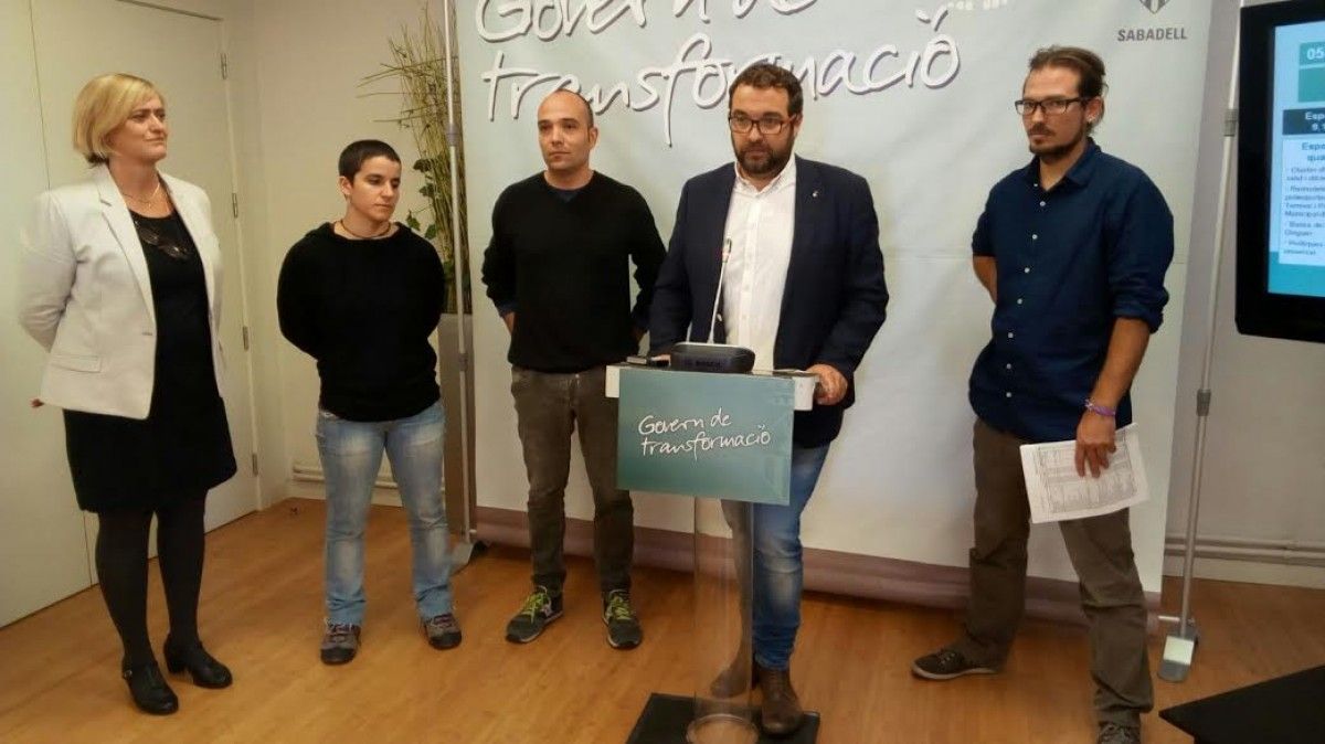 Els tres tinents d'alcalde de Sabadell Marisol Martínez, Glòria Rubio i Joan Berlanga, amb l'alcalde Juli Fernàndez i el regidor de Nova Economia, Albert Boada