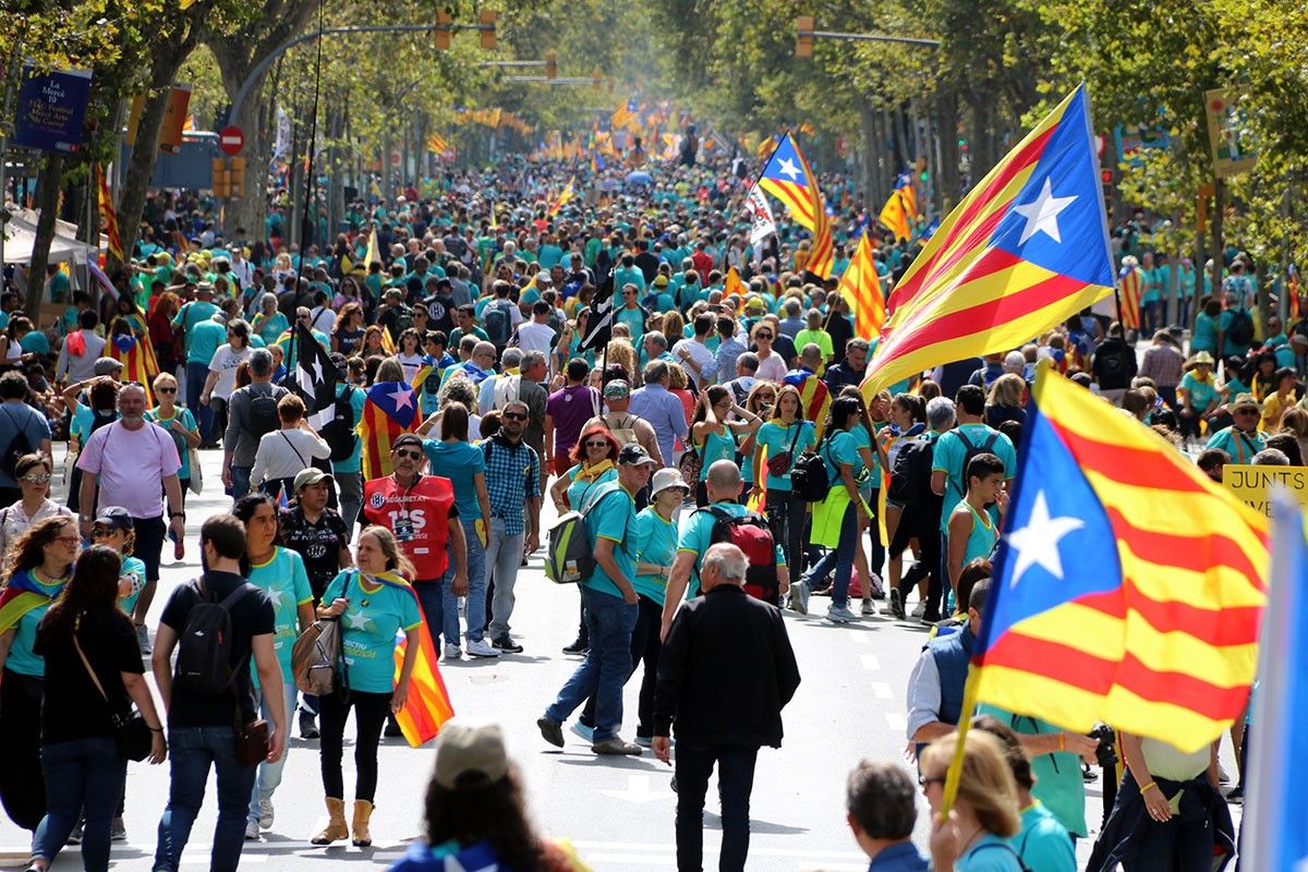 La Gran Via de Barcelona, una hora abans de l'inici de la manifestació independentista