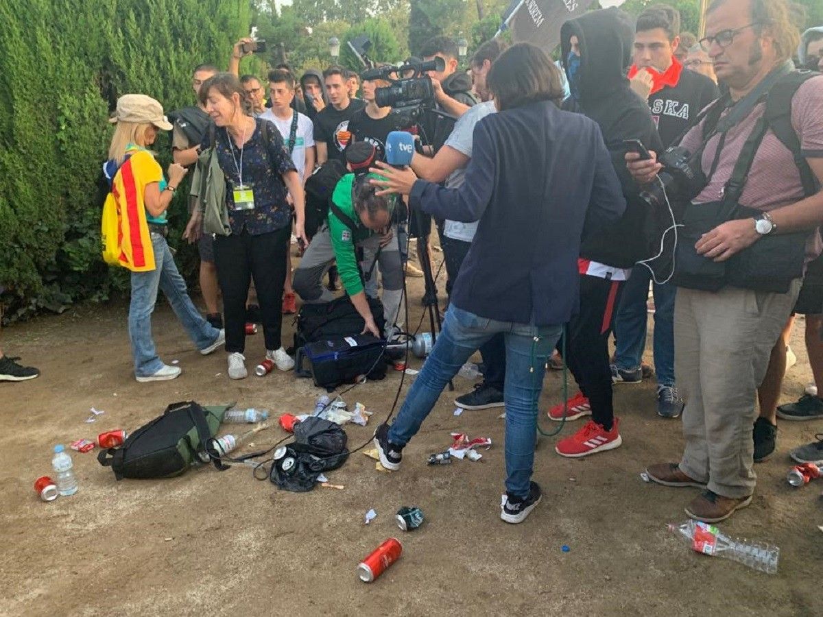 Periodista i càmera de TVE, envoltats d'escombraries.