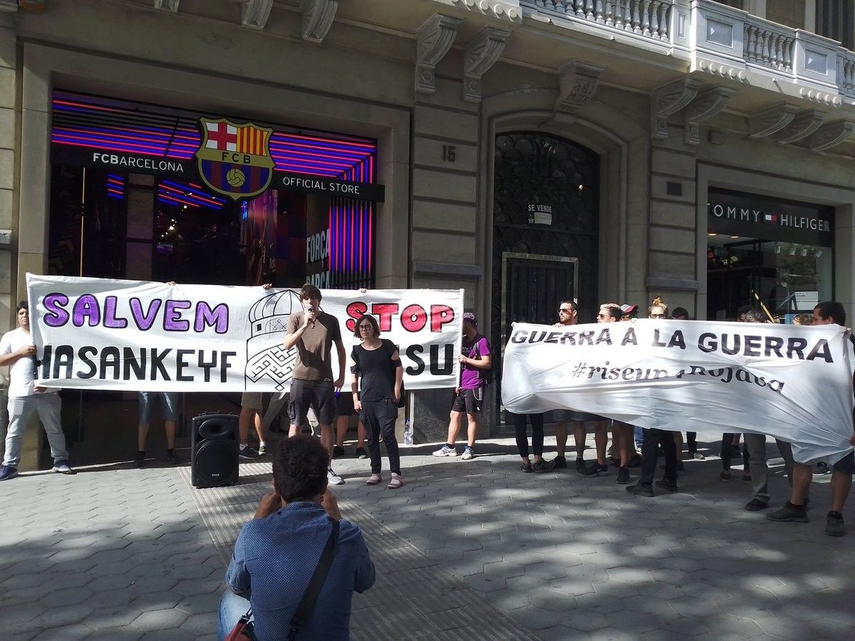 Els manifestants a la botiga del Barça a Passeig de Gràcia