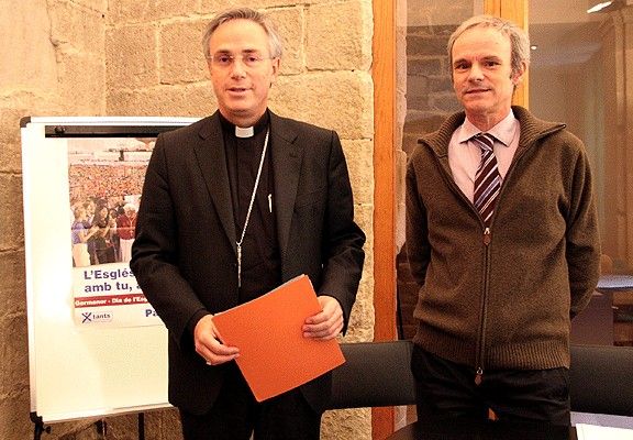 En l'atenció als mitjans per explicar la situació econòmica, l’ecònom diocesà Joan Carles Carles ha acompanyat a Mossèn Romà Casanova, bisbe de Vic.