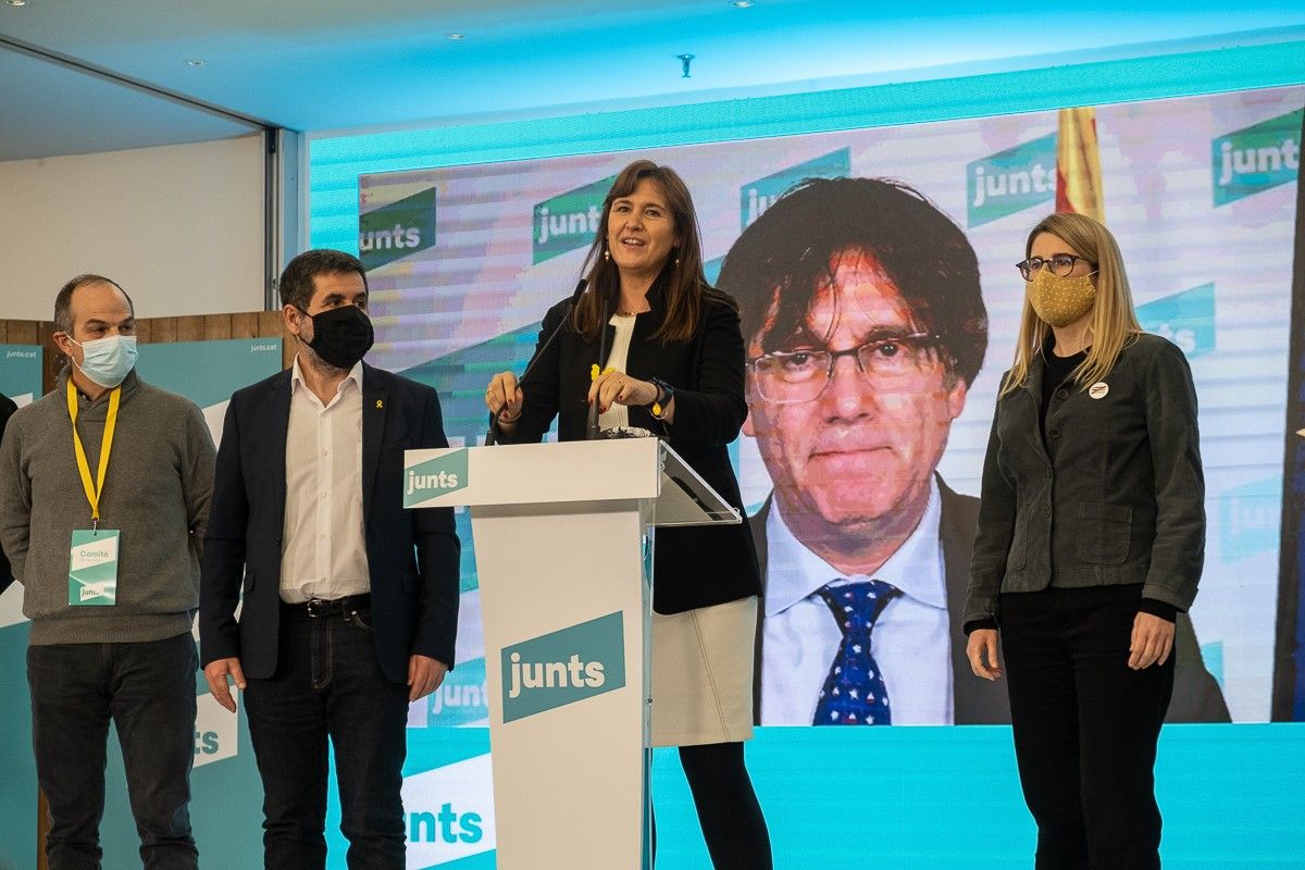 Puigdemont, al fons durant l'última nit electoral de Junts.