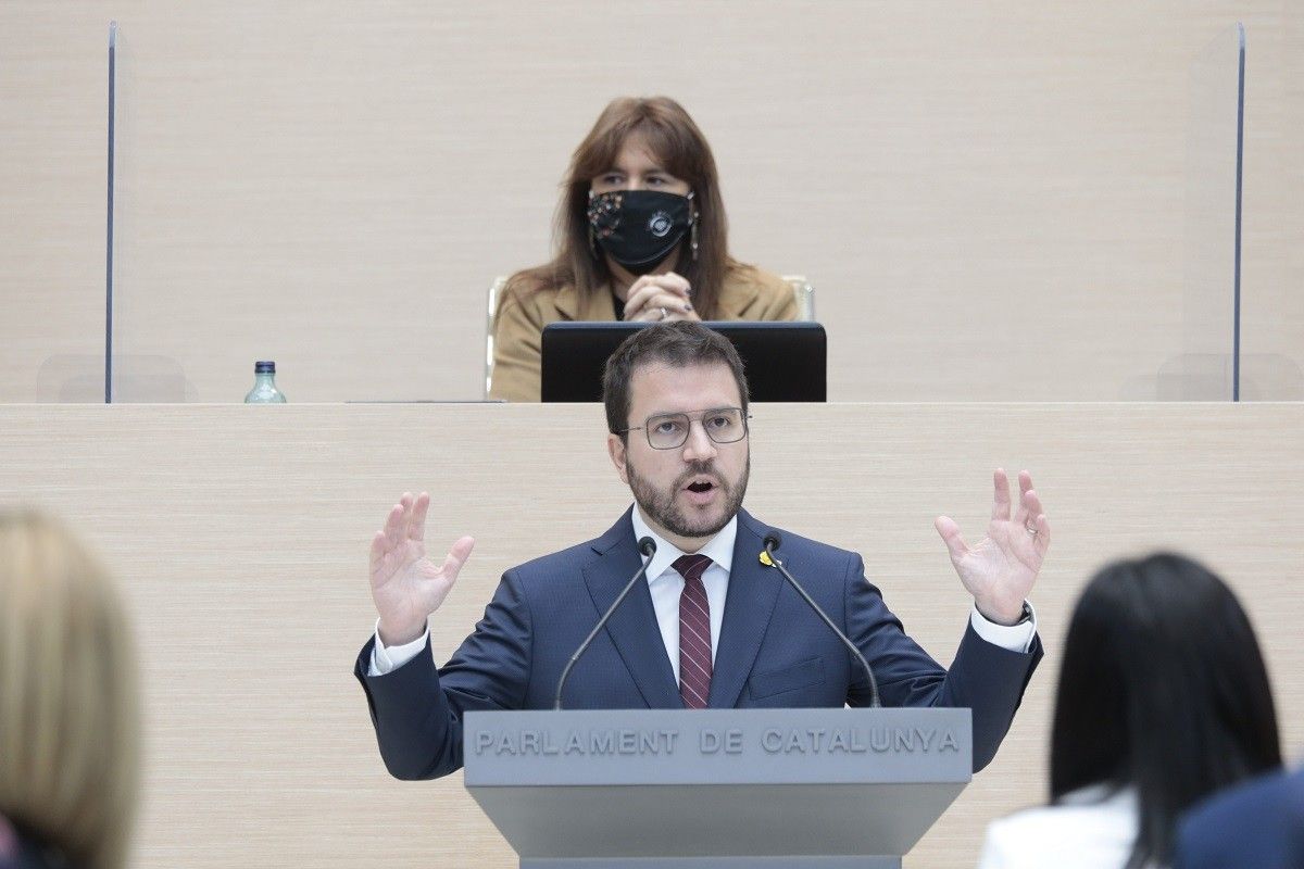Pere Aragonès, durant el debat d'investidura, amb Laura Borràs al fons.