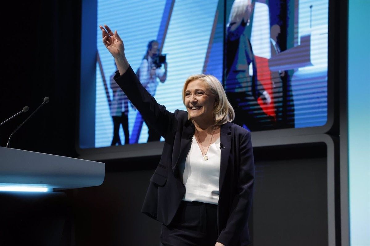 Marine Le Pen saluda els seus seguidors en un acte del seu partit.