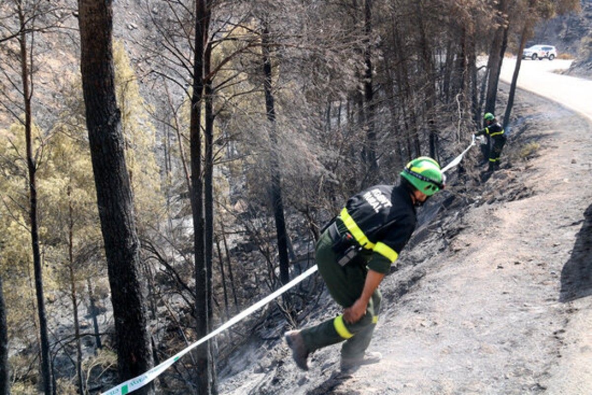 Dos agents rurals treballant en l'incendi de la Pobla de Massaluca, l'estiu del 2021