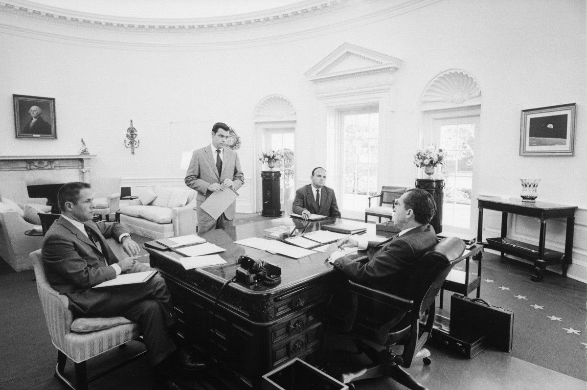 Richard Nixon amb alguns col·laboradors seus implicats en el Watergate, com Bob Haldeman (esquerra) i John Ehrlichman (tercer per l'esquerra).