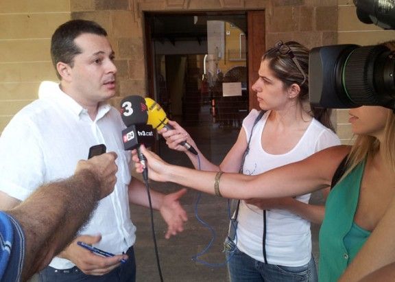 Ramon Roqué atenent la premsa per anunciar la convocatòria d'un dia de dol.