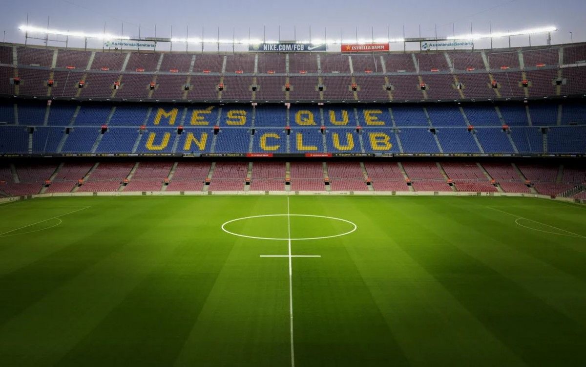 El cercle central del Camp Nou amb el símbol de la dona en la celebració del 8 de març