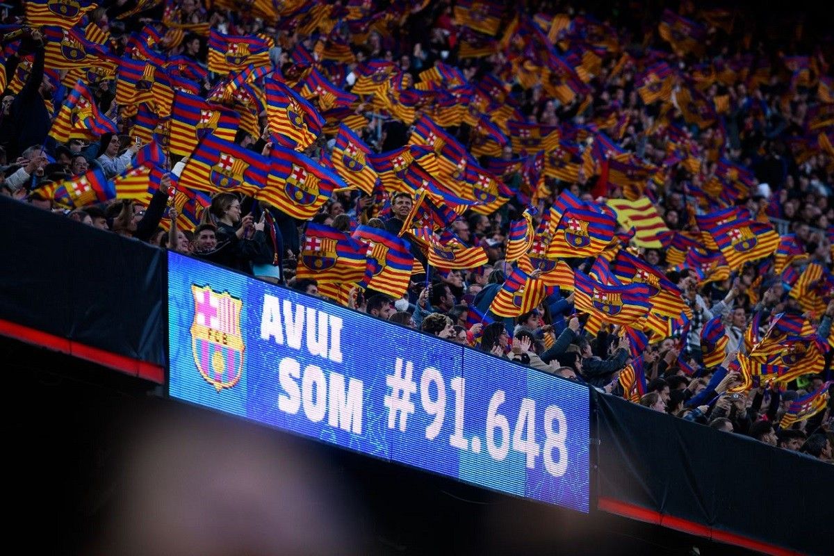 El nou rècord d'assistència en un partit de futbol femení, projectat en un marcador del Camp Nou