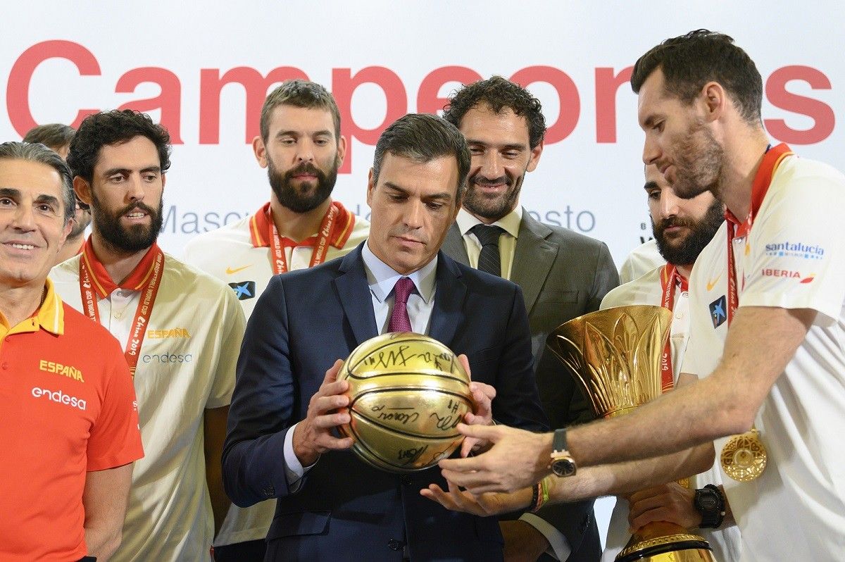 El president en funcions, Pedro Sánchez, amb la selecció espanyola de bàsquet