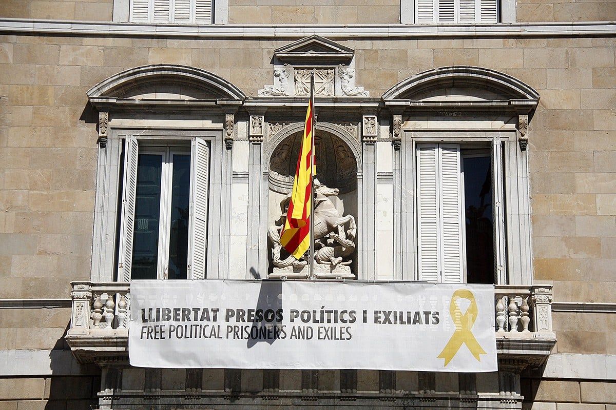 La pancarta de suport als presos penjada al Palau de la Generalitat