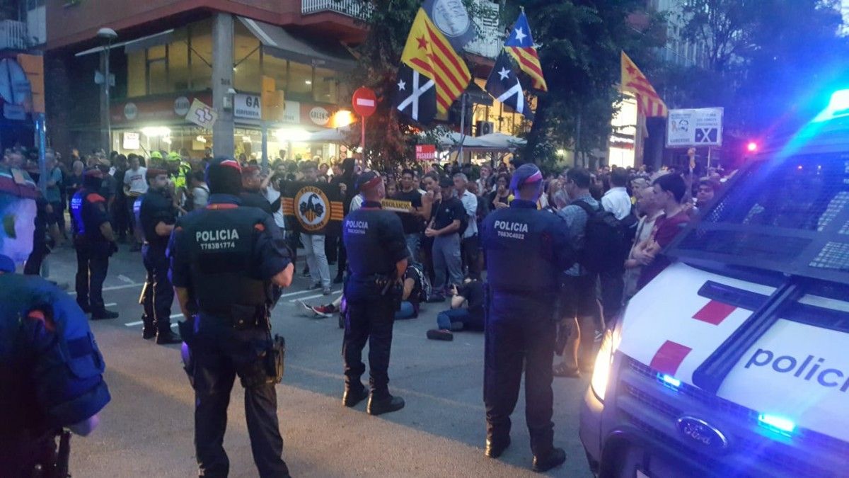 Manifestants independentistes a les portes de la caserna de la Guàrdia Civil a Barcelona