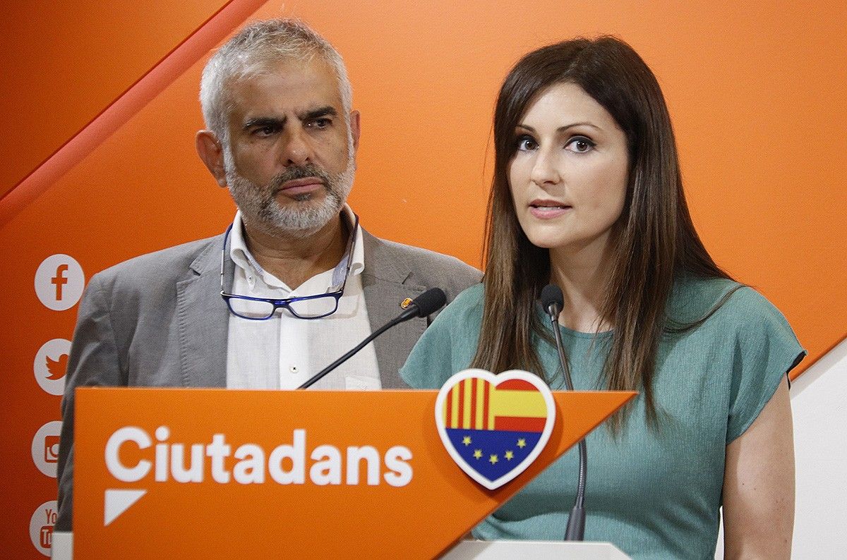 Carlos Carrizosa i Lorena Roldán durant una roda de premsa.