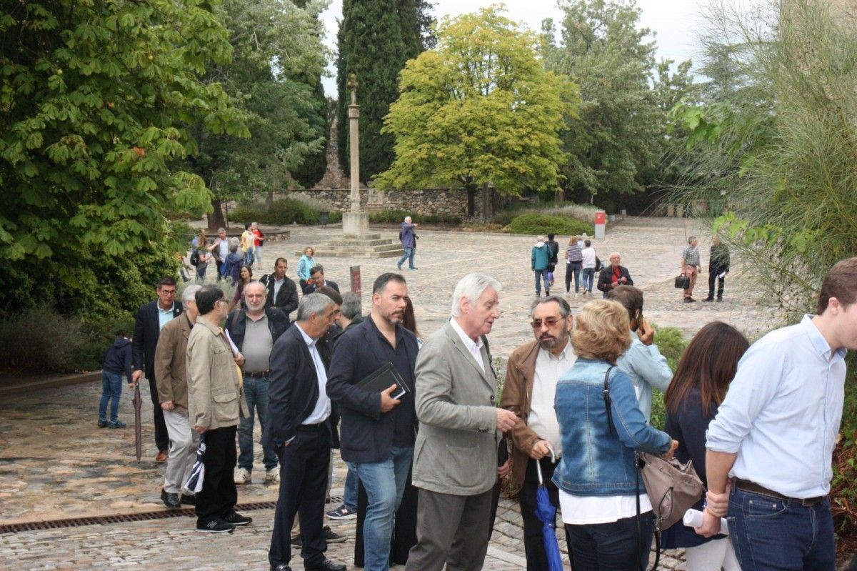 Els assistents a Poblet fent cua davant del Palau de l'Abat.