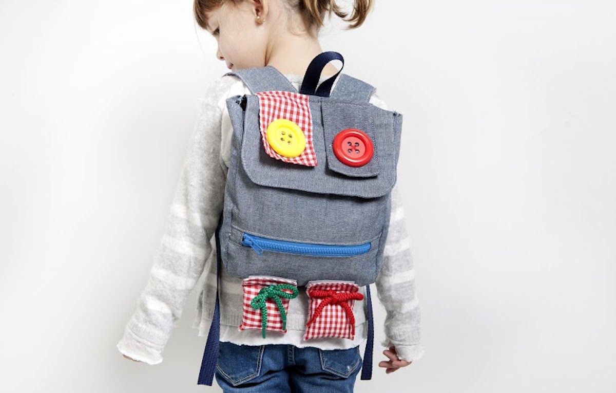 La motxilla permet als nens aprendre a vestir-se sols