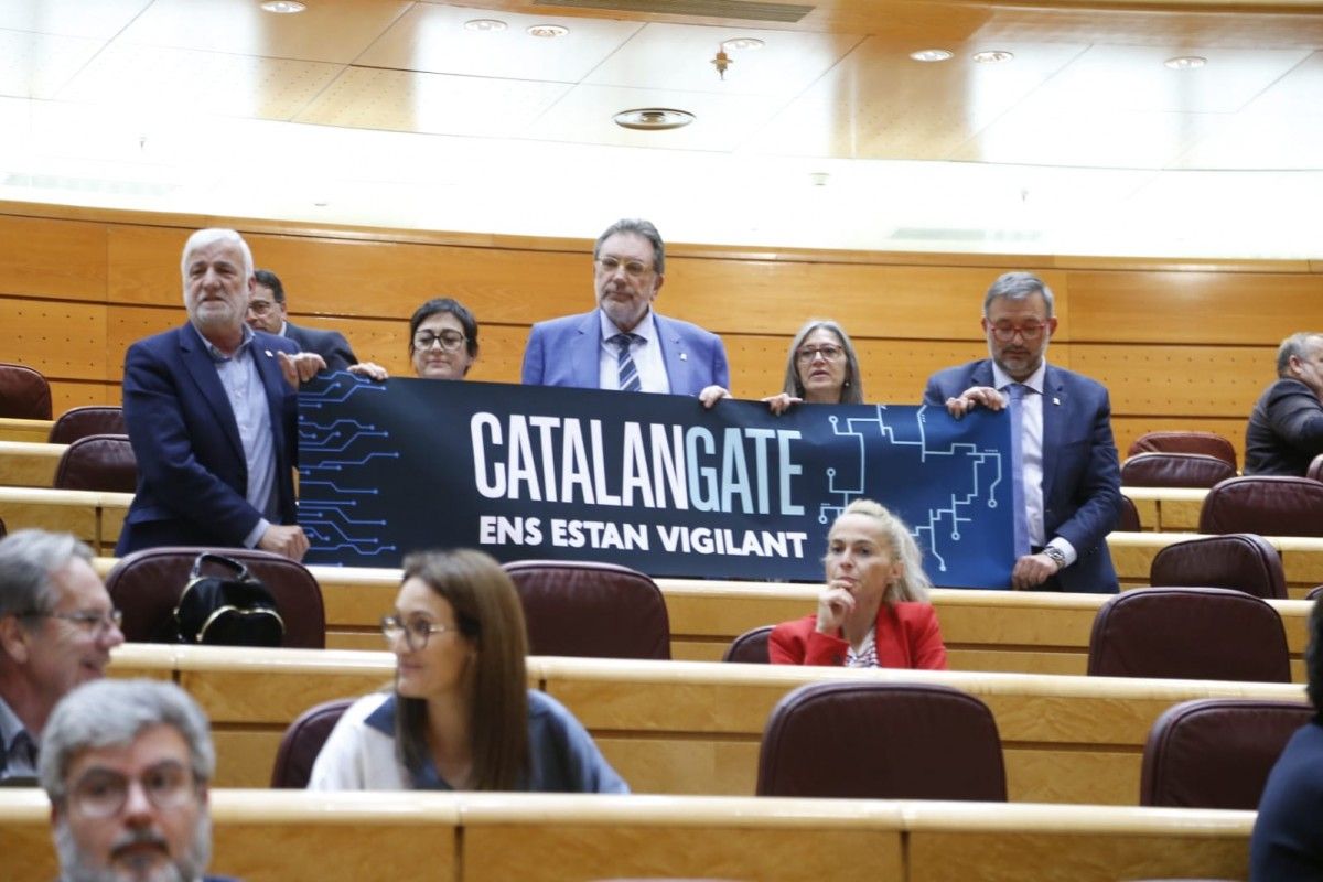 Els senadors de Junts, amb la pancarta per denunciar el Catalangate.