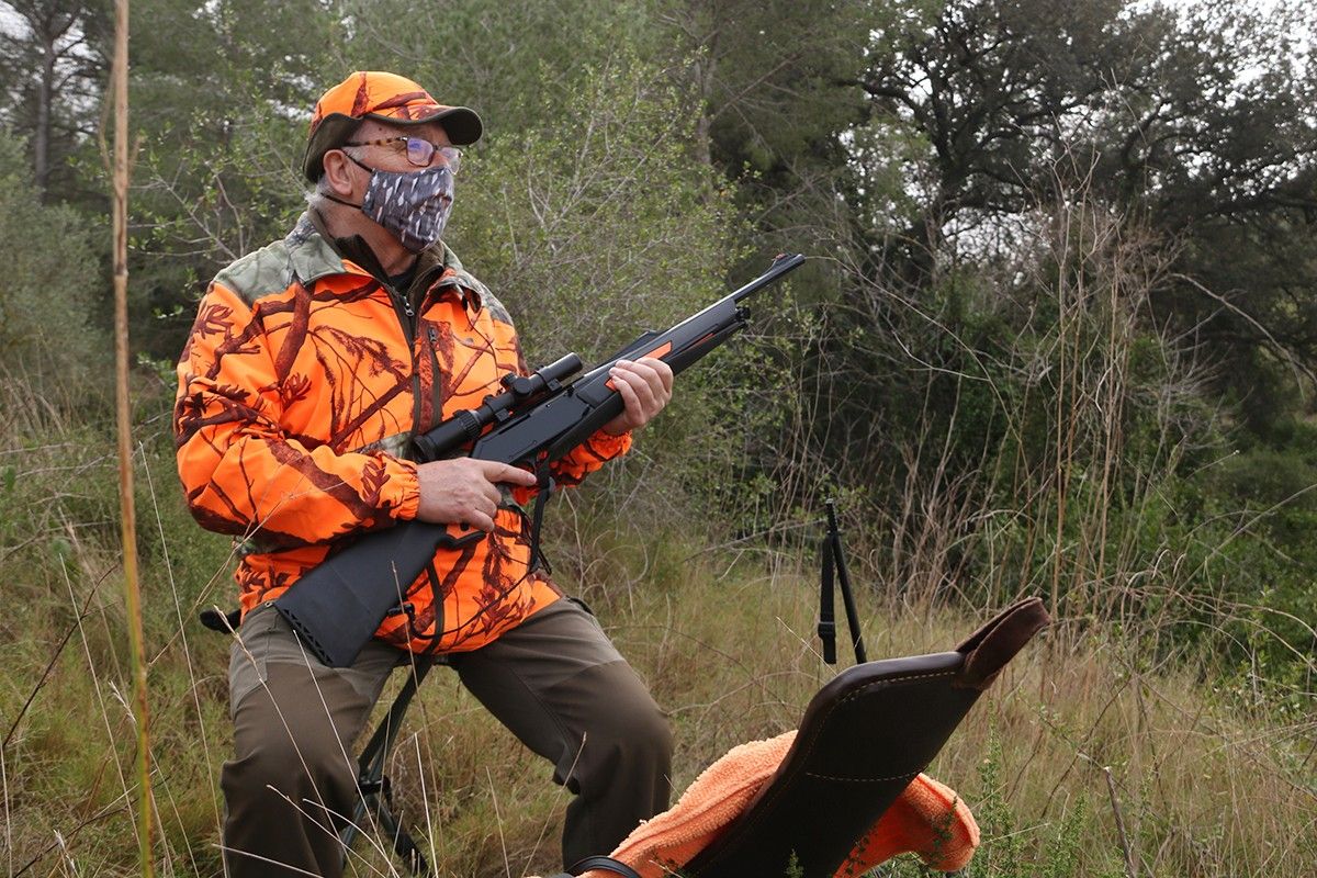 Un caçador que ha participat en la batuda per caçar porcs senglars 