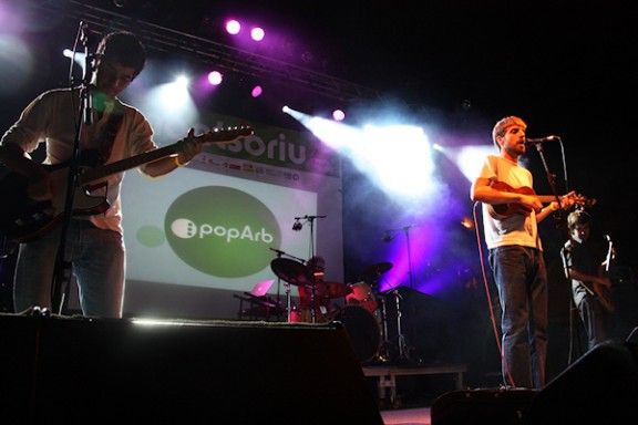 El grup de pop-folk Manel durant la seva actuació a l´escenari principal del PopArb.