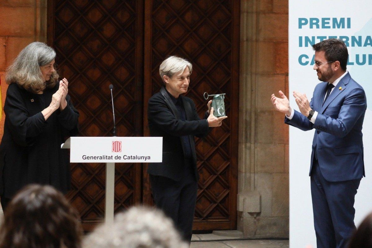 El president Pere Aragonès, lliurant el Premi Internacional de Catalunya a Judith Butler