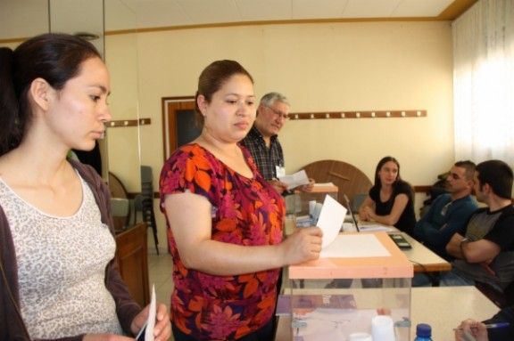 Una persona nouvinguda, nascuda a Hondures, vota al Casal de Jubilats de Salt