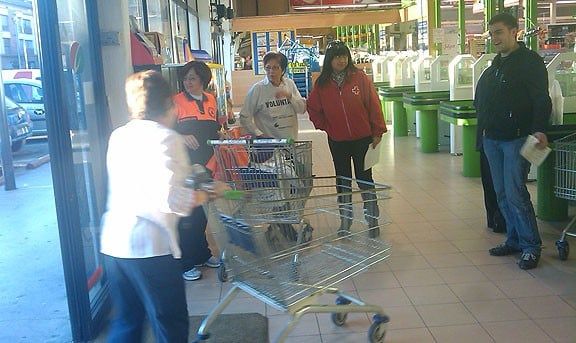 Voluntaris recollint aliments als supermercats de Ripoll.