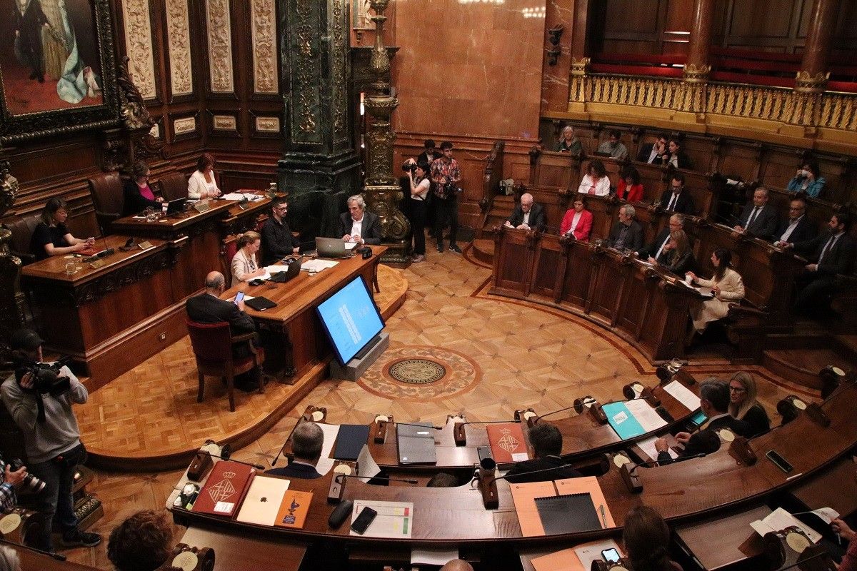 Ple de l'Ajuntament de Barcelona durant el debat del «Catalangate»