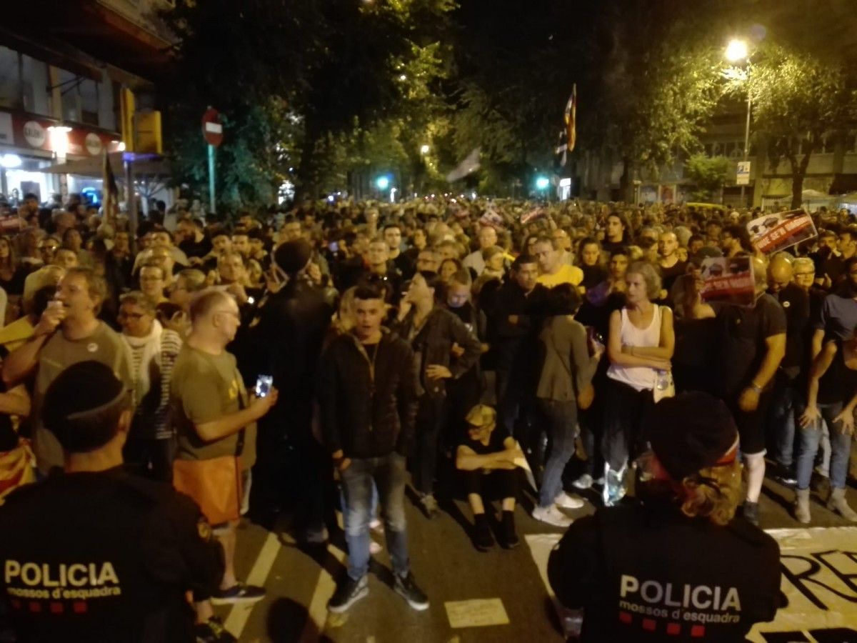 Els manifestants independentistes a Barcelona, a les portes de la caserna de la Guàrdia Civil