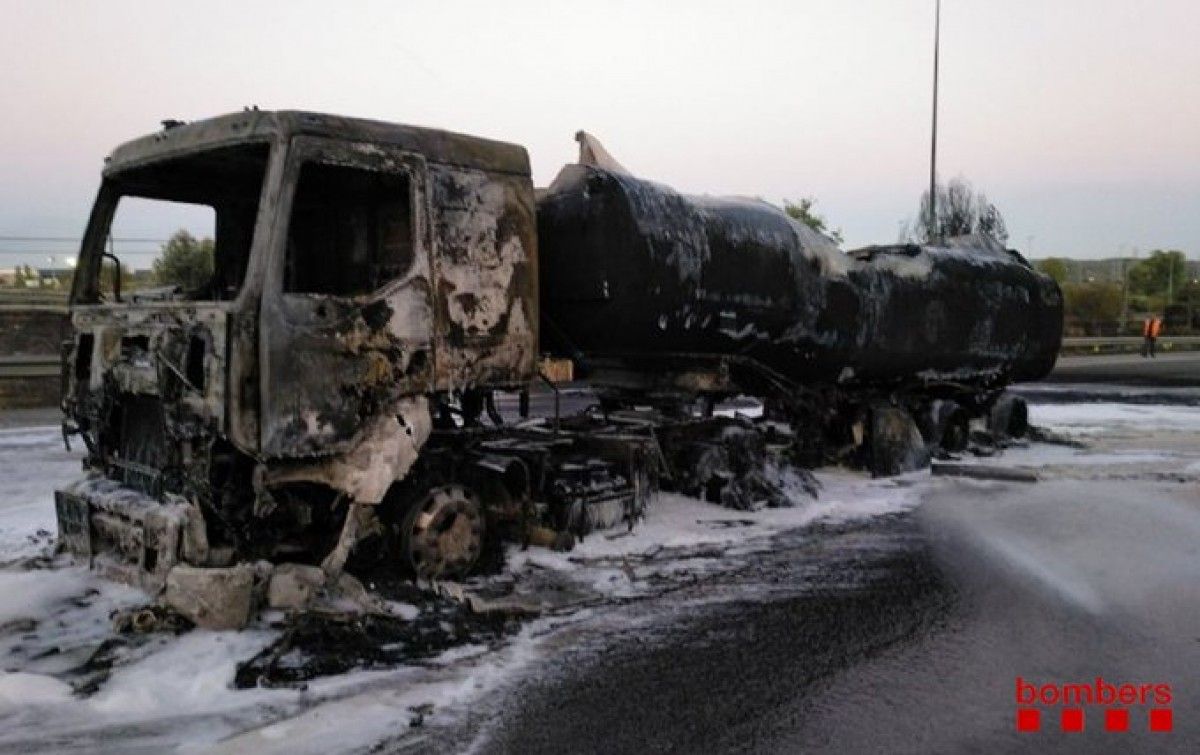 El camió cisterna carregat de gasolina cremat a la C-16 a Terrassa