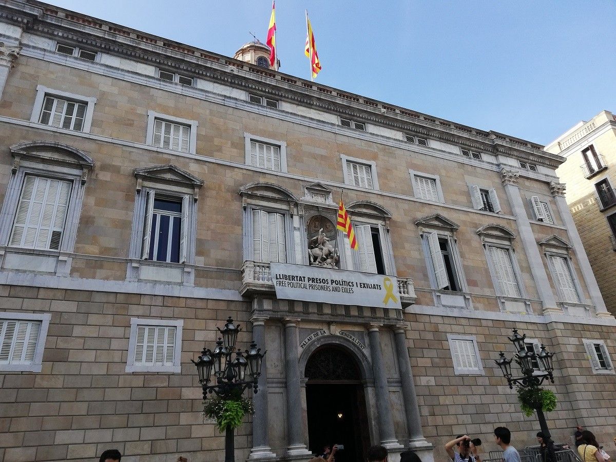 La pancarta en favor dels presos polítics es manté al Palau de la Generalitat.