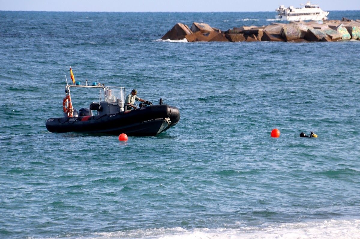La Guàrdia Civil inspecciona un nou possible artefacte explosiu a la platja de Sant Sebastià.