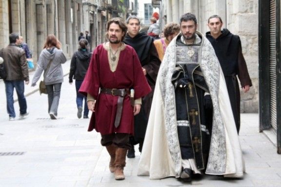 Els actors Julio Manrique i Marc Rodríguez, caminant pel centre de Girona vestits d'època 
