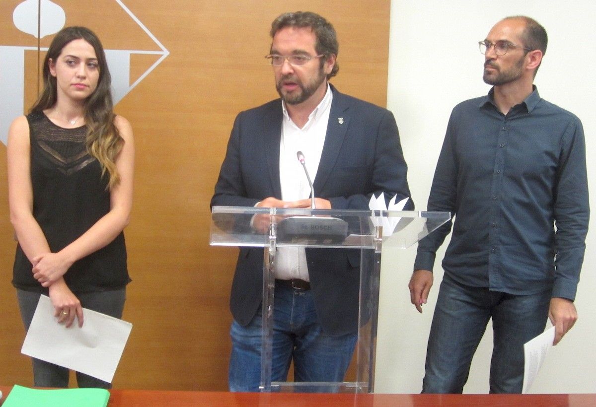 Juli Fernàndez, amb Elena Hinojo i Maties Serracant avui en roda de premsa