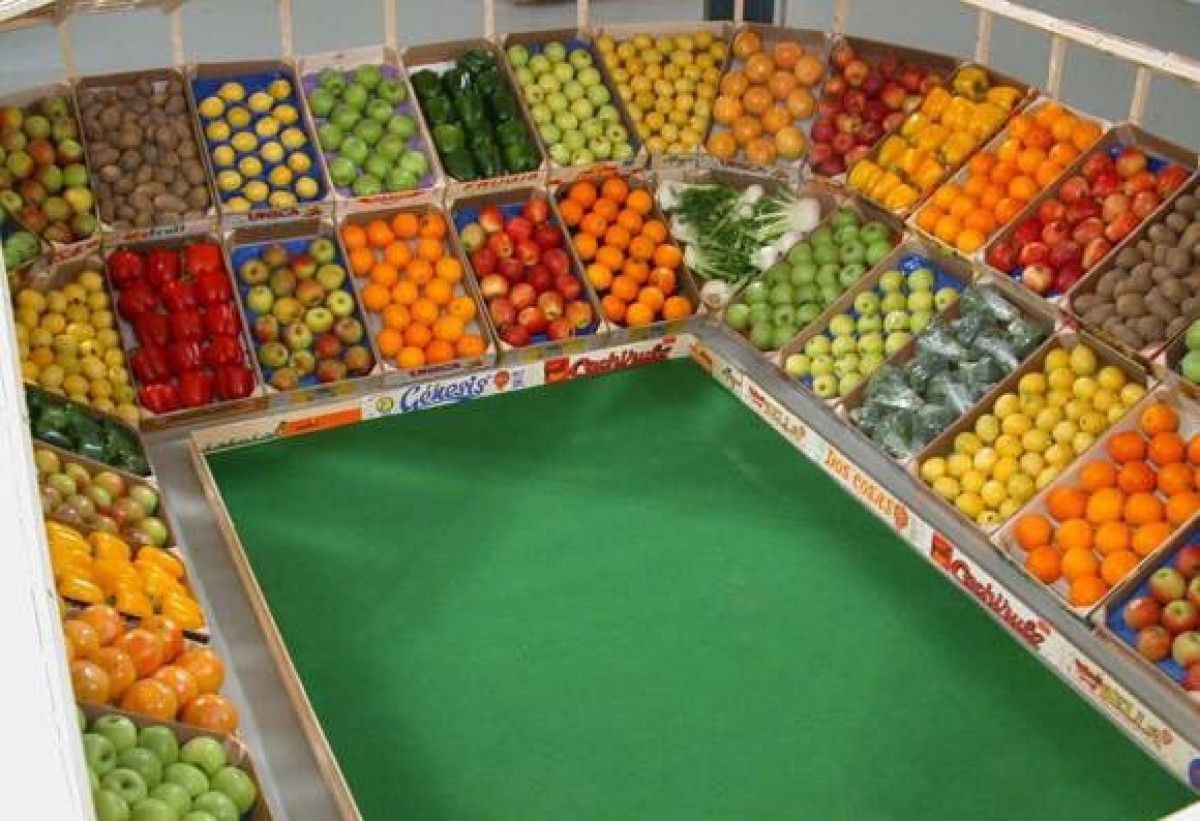 Maqueta d’un estadi de futbol construïda a partir de caixes de fruita, un aliment imprescindible en la dieta vegana del Forest Green Rovers