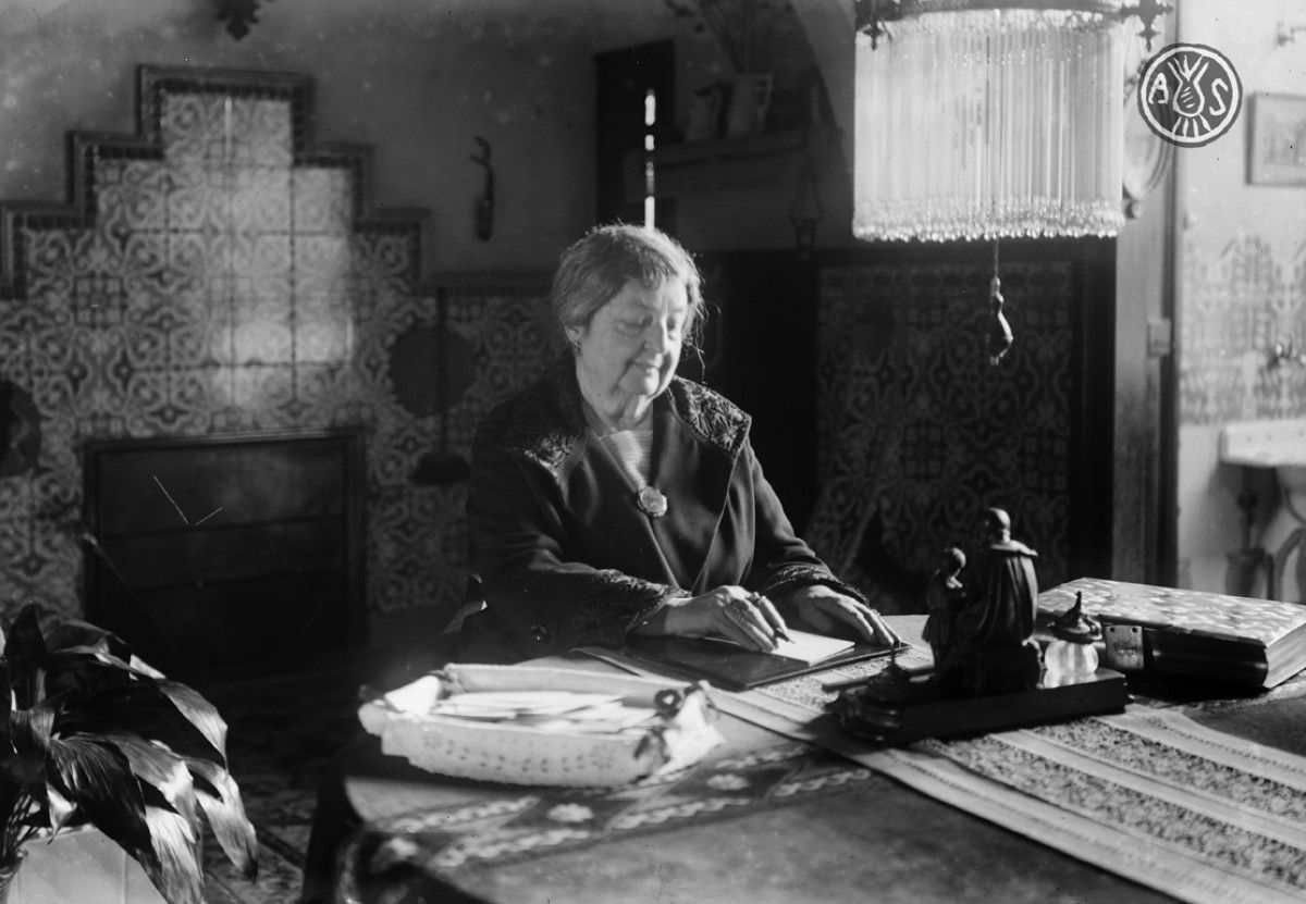 La poetessa Agnés Armengol a la seva casa del carrer de l’Escola Industrial, any 1925 (aprox.)