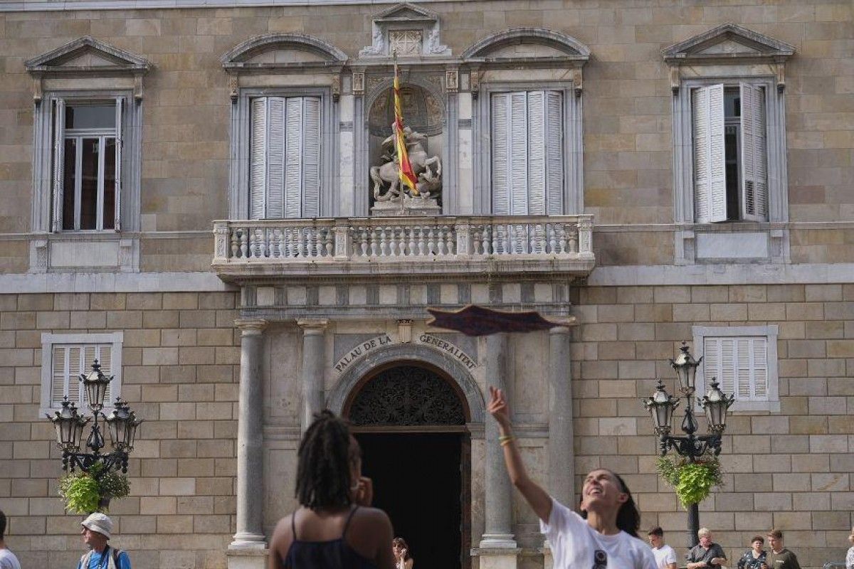 La pancarta del llaç groc ja no llueix a la façana del Palau de la Generalitat