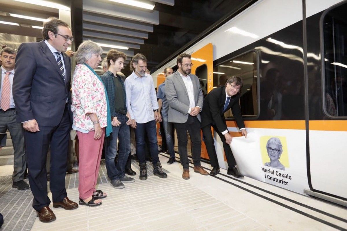 Carles Puigdemont descobrint el tren amb el nom de Muriel Casals