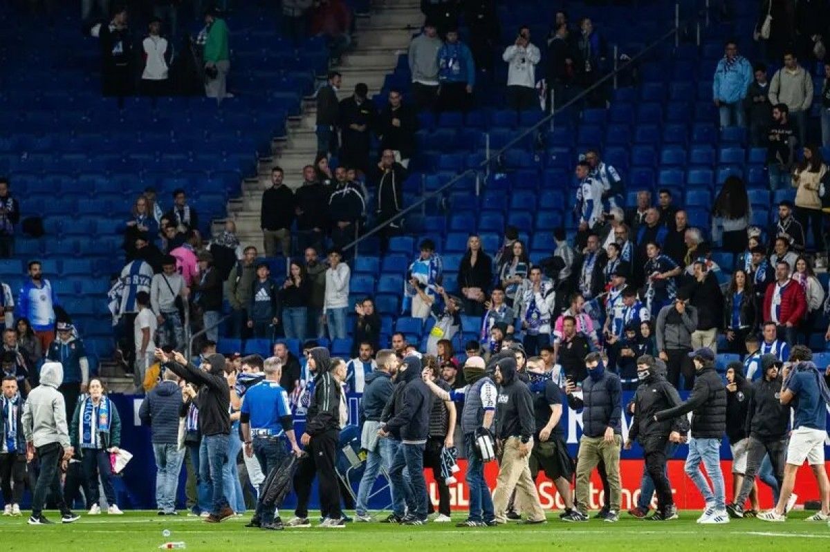 Els ultres, després d'envair el camp de l'Espanyol