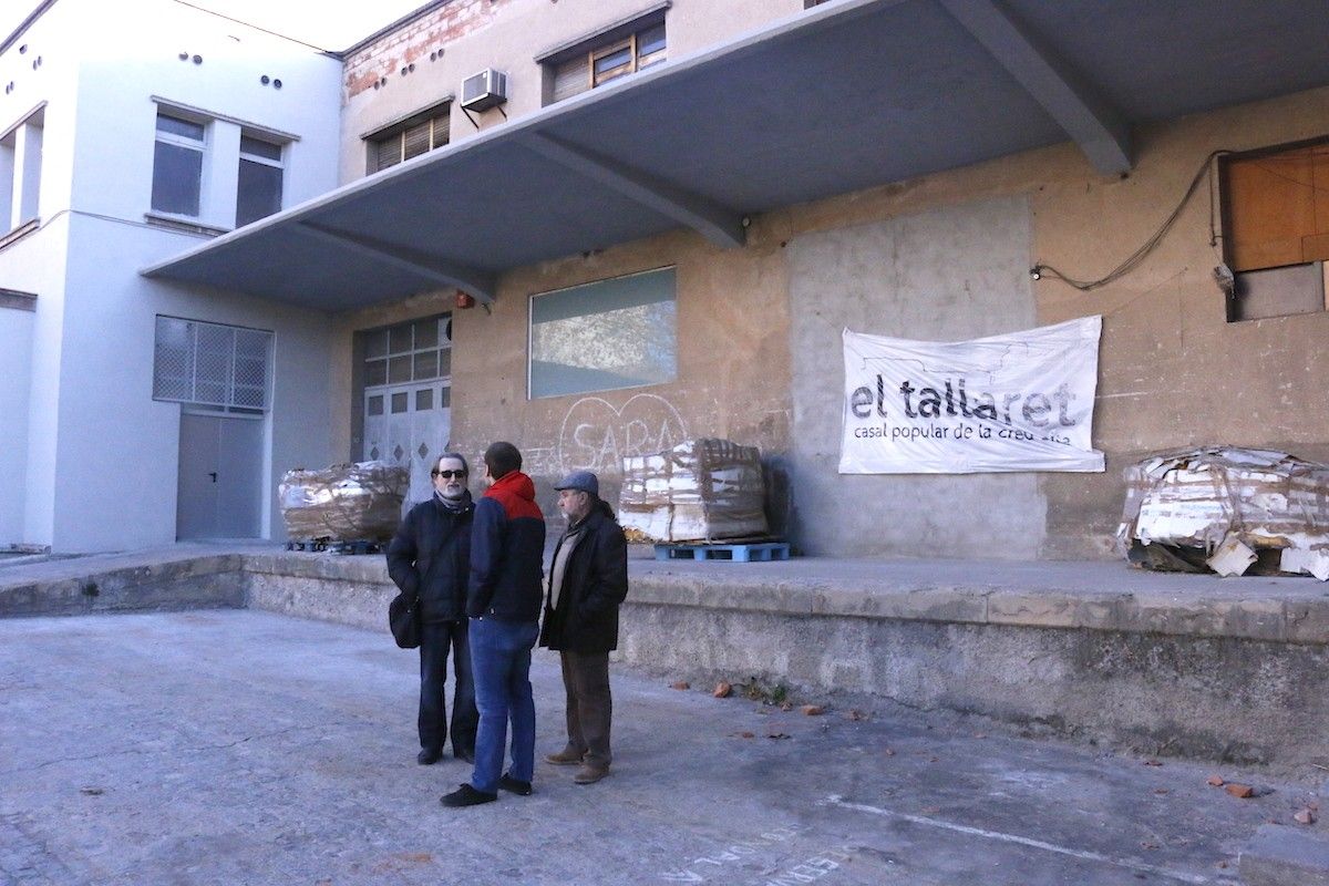 Membres del casal popular El Tallaret davant de les futures instal·lacions.