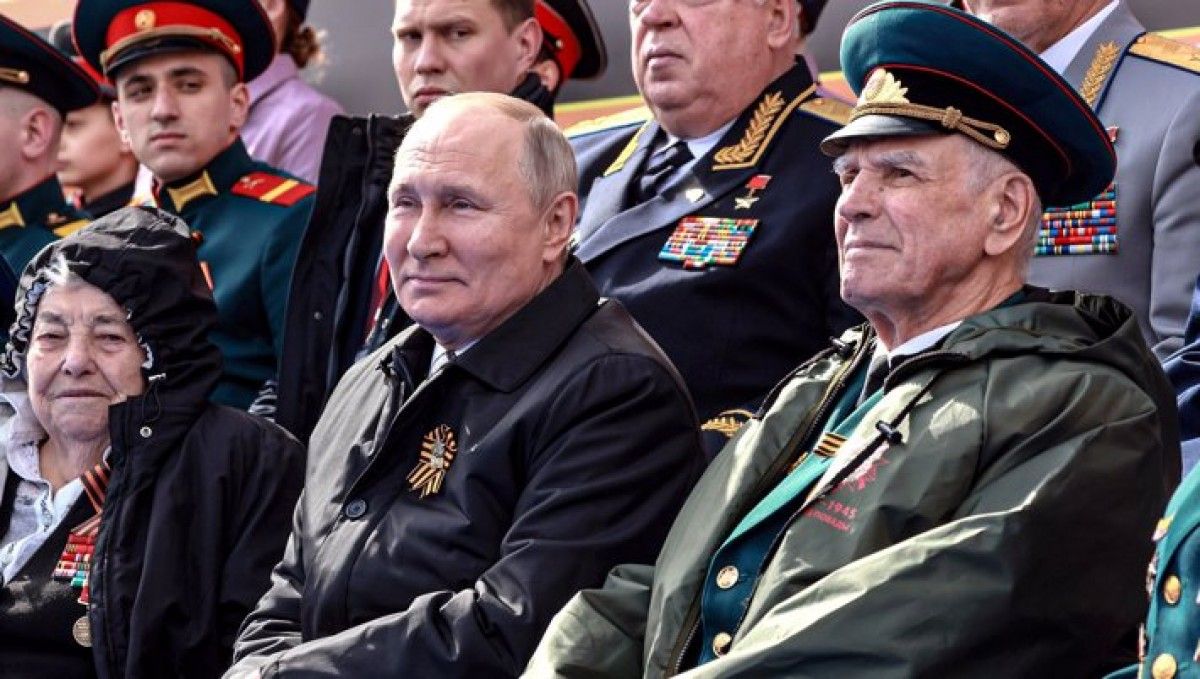 Vladímir Putin, en una imatge d'arxiu al costat de veterans de la Segona Guerra Mundial